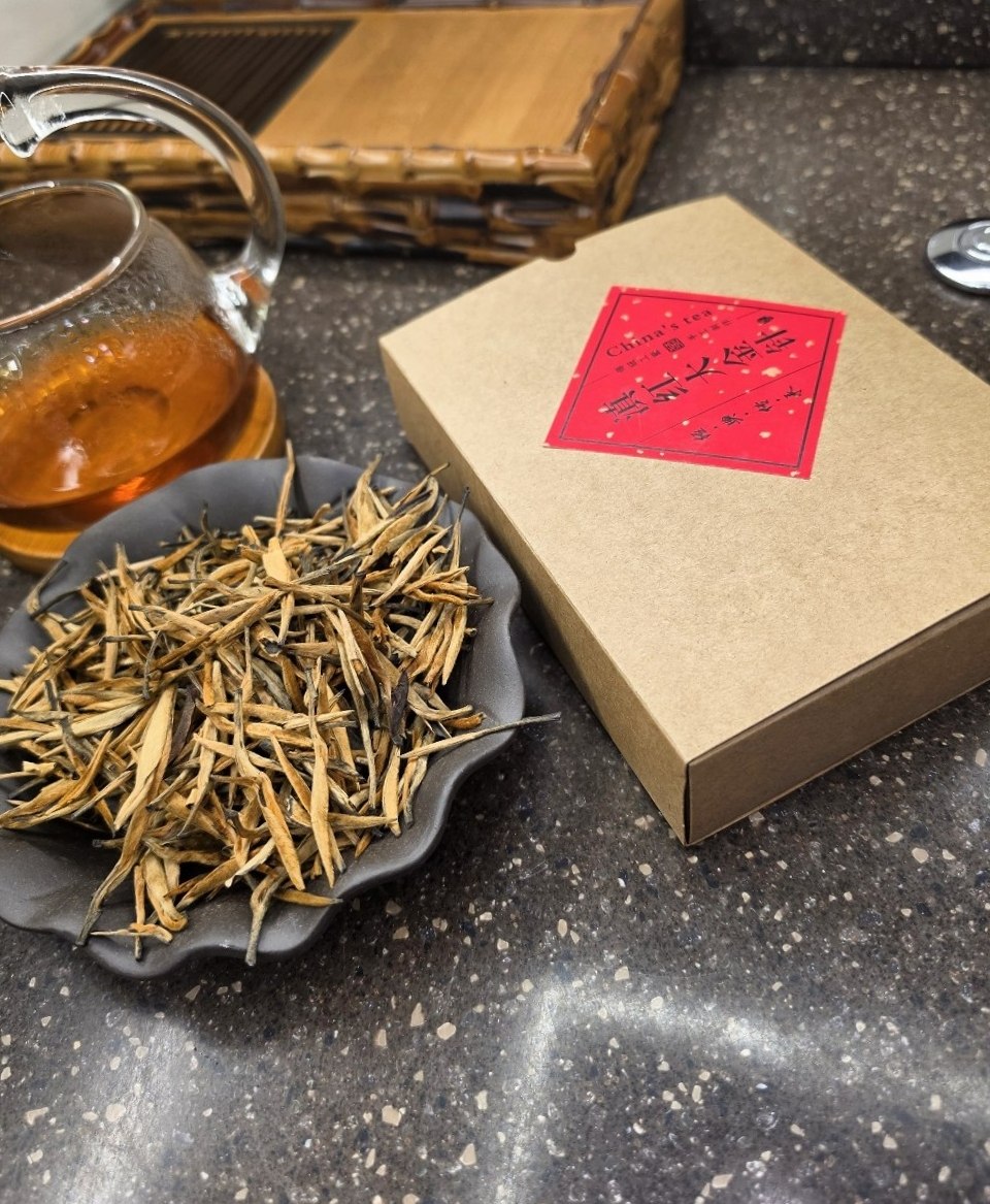 Червоний чай із золотими бруньками